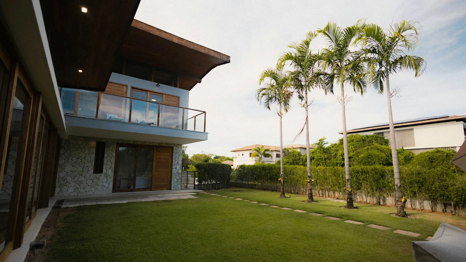 Paisajismo de espacios exteriores e interiores por Jardines & Rocas