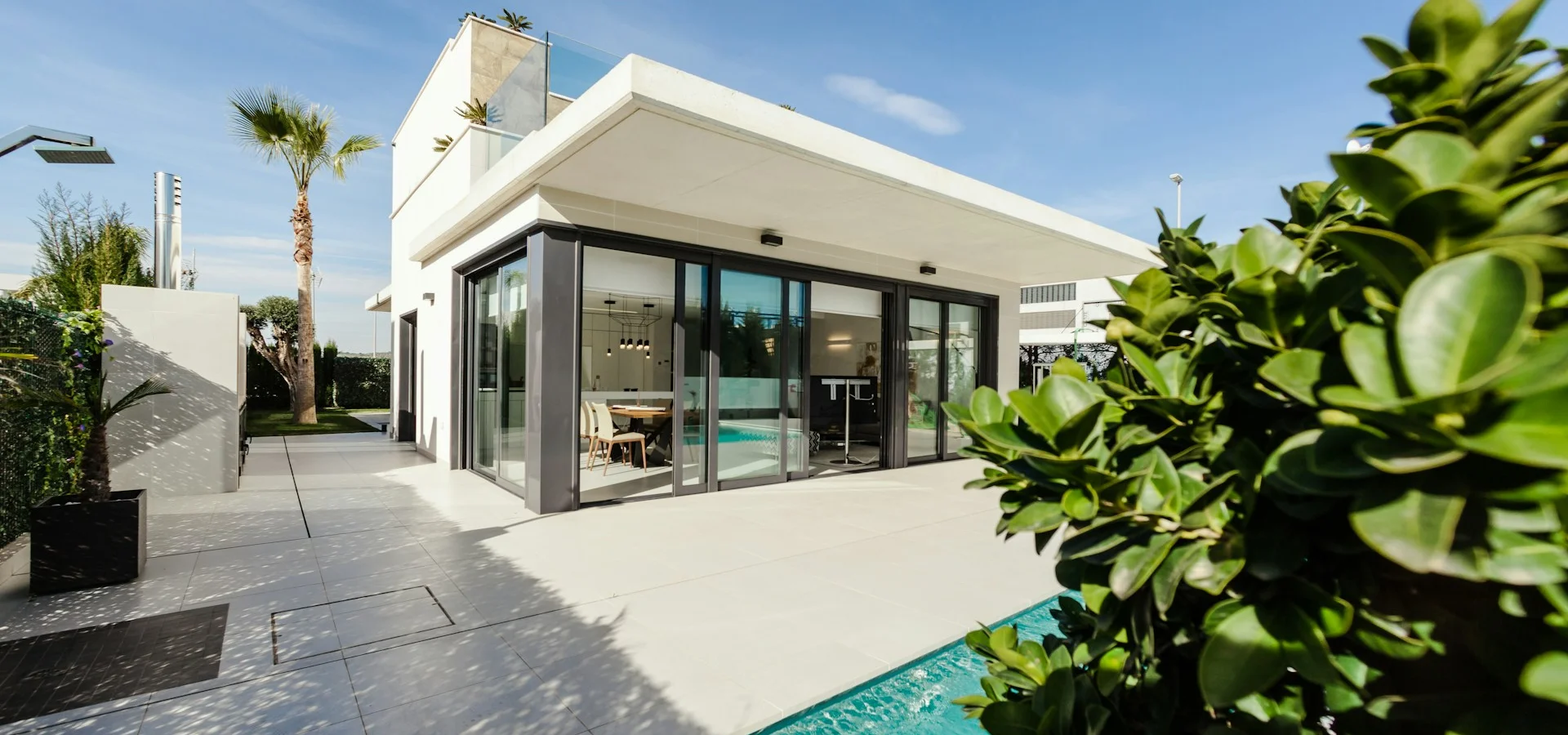 Terraza exterior con piscina y vegetación — Jardines & Rocas