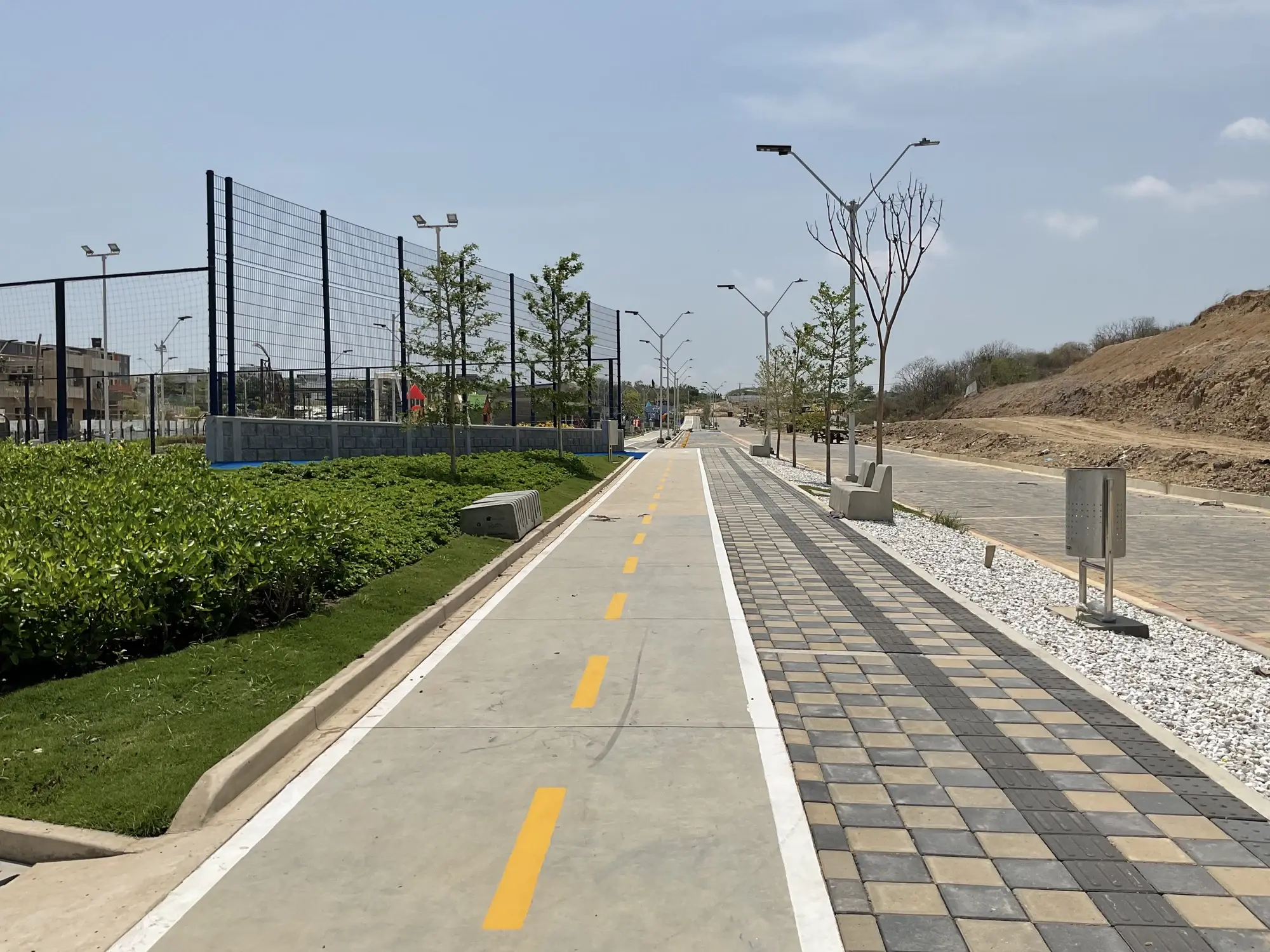 Ciclorruta, adoquín podotáctil y lechos de gravas decorativas con bancas de concreto
