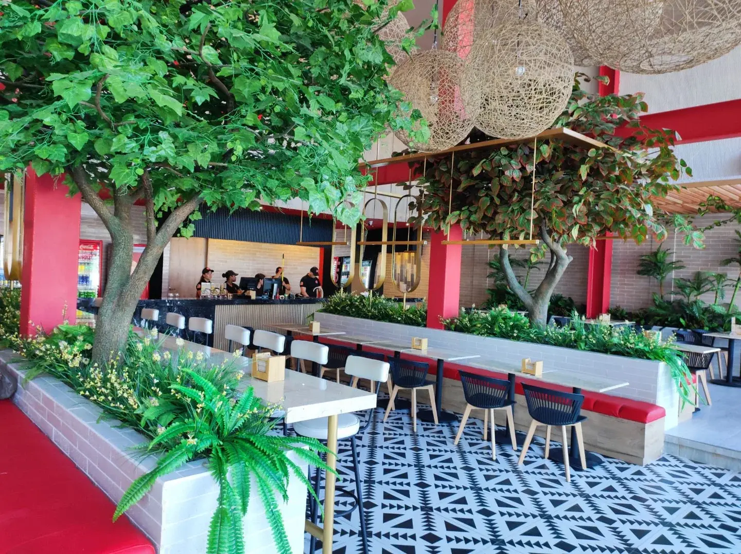 Vista panorámica del salón con vegetación biofílica integrada al diseño del restaurante