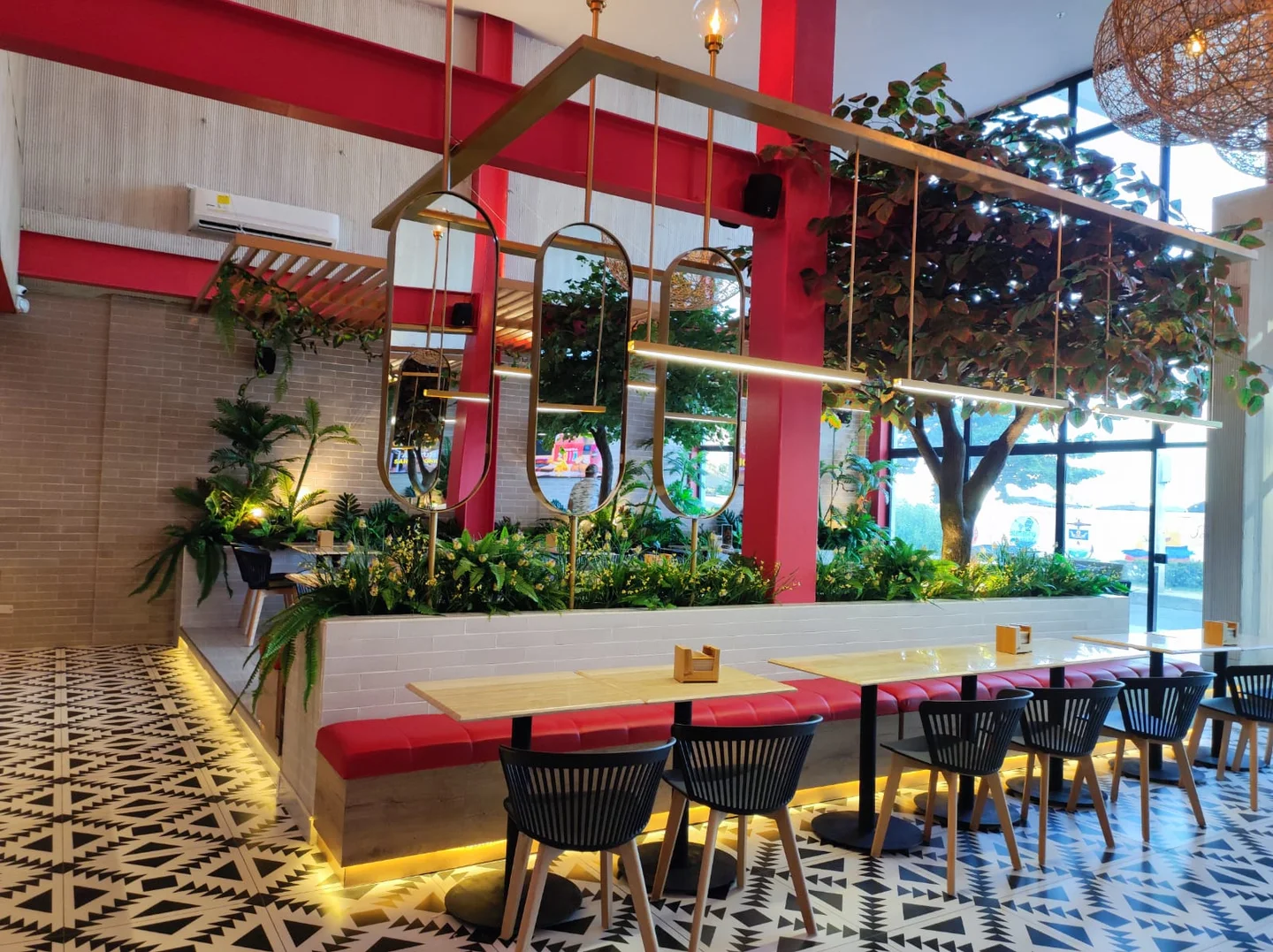 Biofilia, jardineras y diseño paisajístico interior en Restaurante Atrium Cartagena