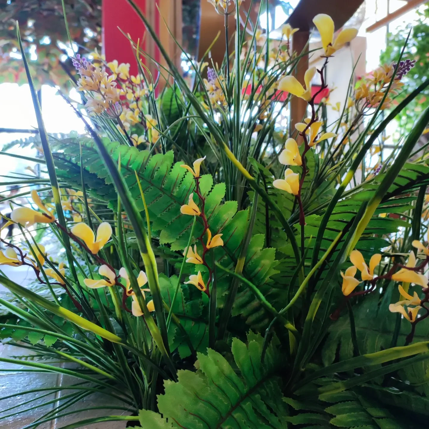 Detalle de textura botánica hiperrealista con orquídeas y helechos