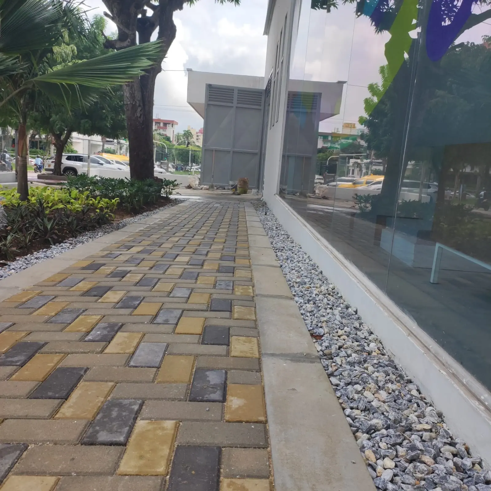 Instalación y trazado técnico de adoquines peatonales en sede Bancolombia Barranquilla