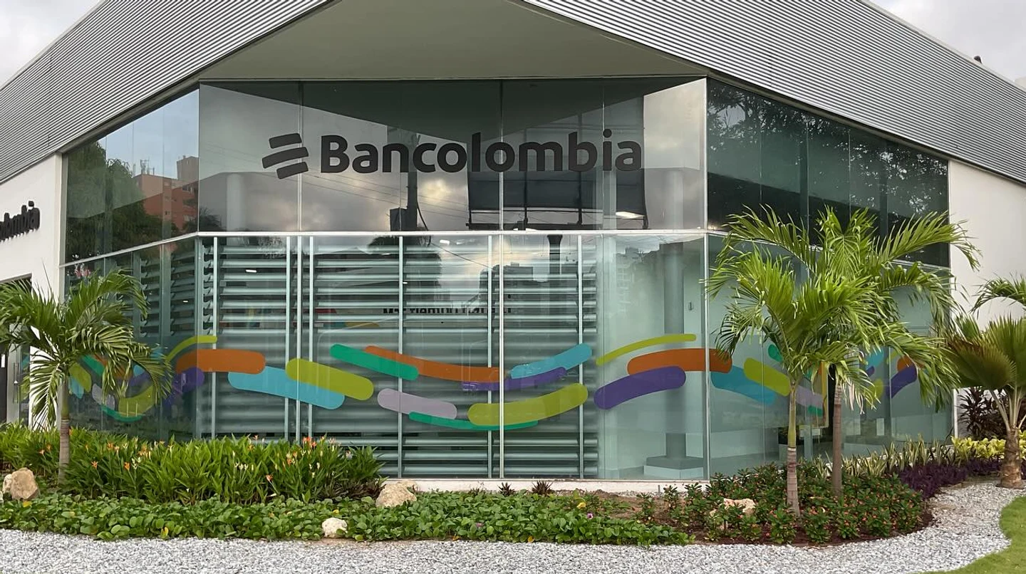 Sede Bancolombia en Barranquilla — Paisajismo corporativo y senderos por Jardines & Rocas