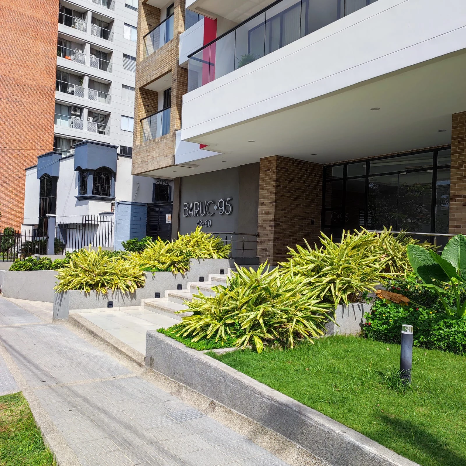 Mantenimiento profesional de zonas verdes y jardines en edificios residenciales